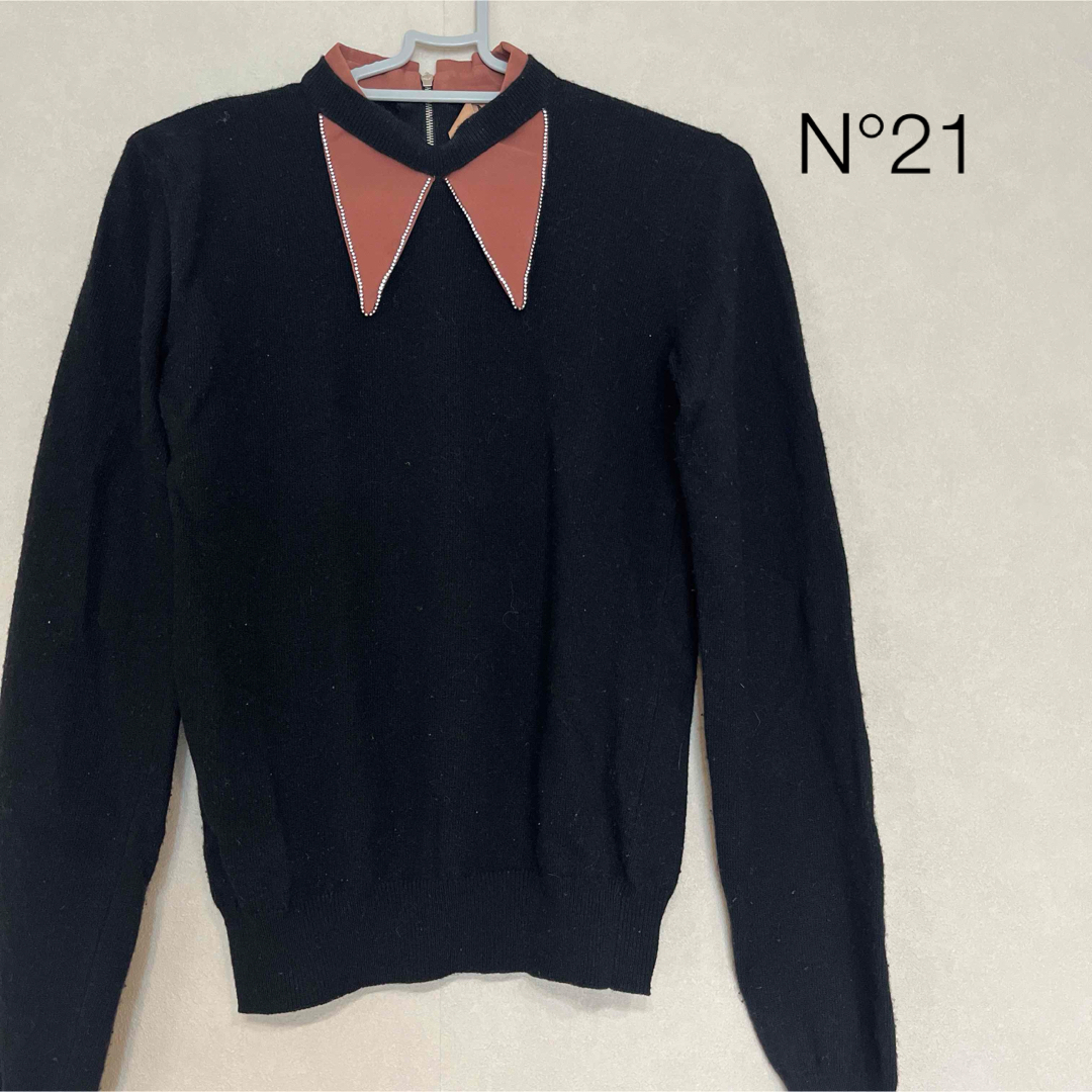 N°21(ヌメロヴェントゥーノ)のN°21 ヌメロヴェントゥーノ  カシミアニット　襟付き　ビジュー レディースのトップス(ニット/セーター)の商品写真