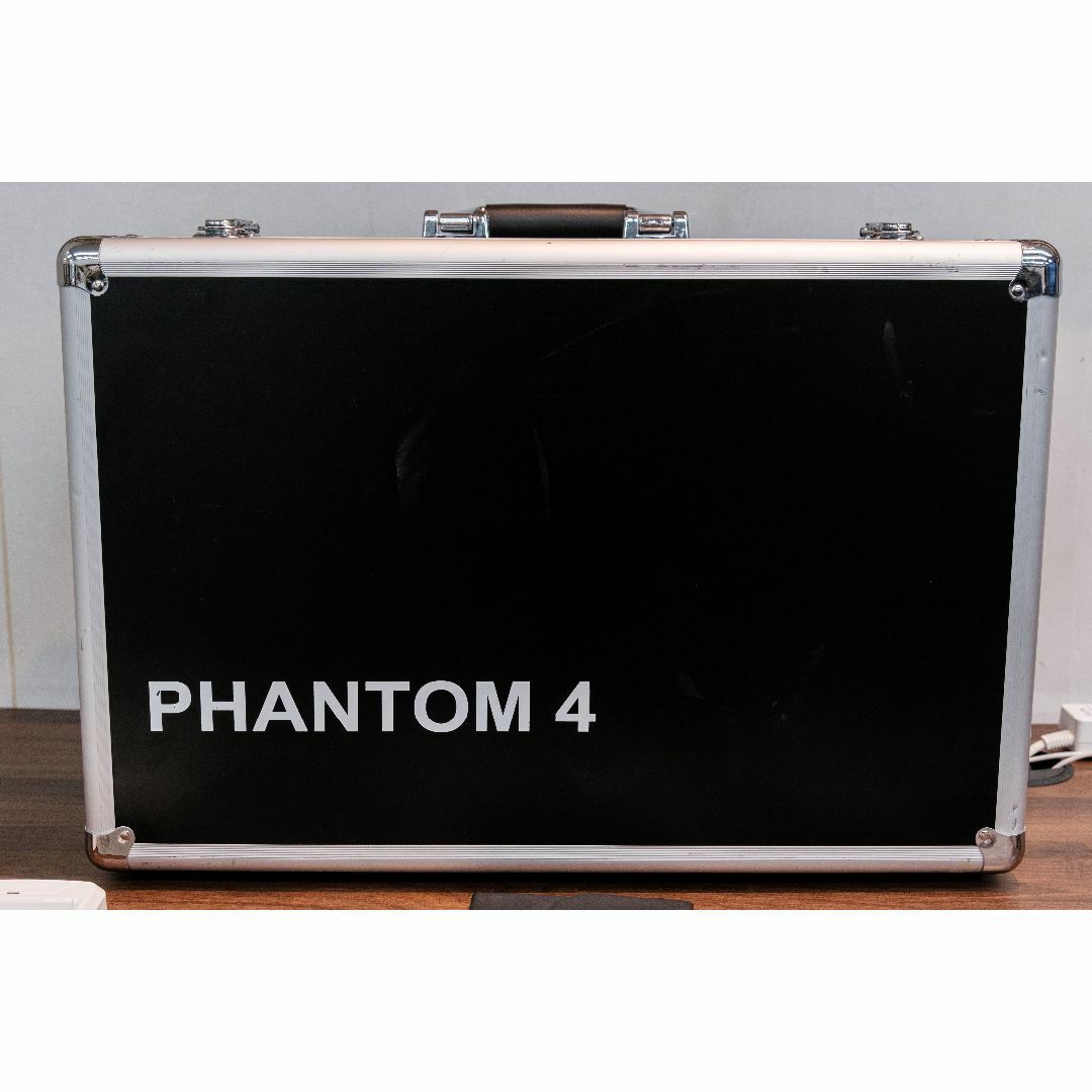 phantom(ファントム)のDJI phantom4pro+ ファントム4プロ プラス　ディスプレイ付送信機 スマホ/家電/カメラのカメラ(その他)の商品写真