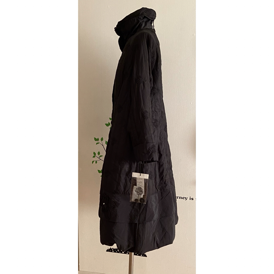 刺繍生地お花モチーフ　中綿コート　新品 レディースのジャケット/アウター(ロングコート)の商品写真