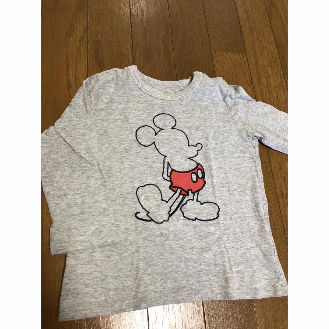 UNIQLO(ユニクロ)のユニクロ　グレー　ロンT ディズニー　ミッキーマウス　90 キッズ/ベビー/マタニティのキッズ服男の子用(90cm~)(Tシャツ/カットソー)の商品写真