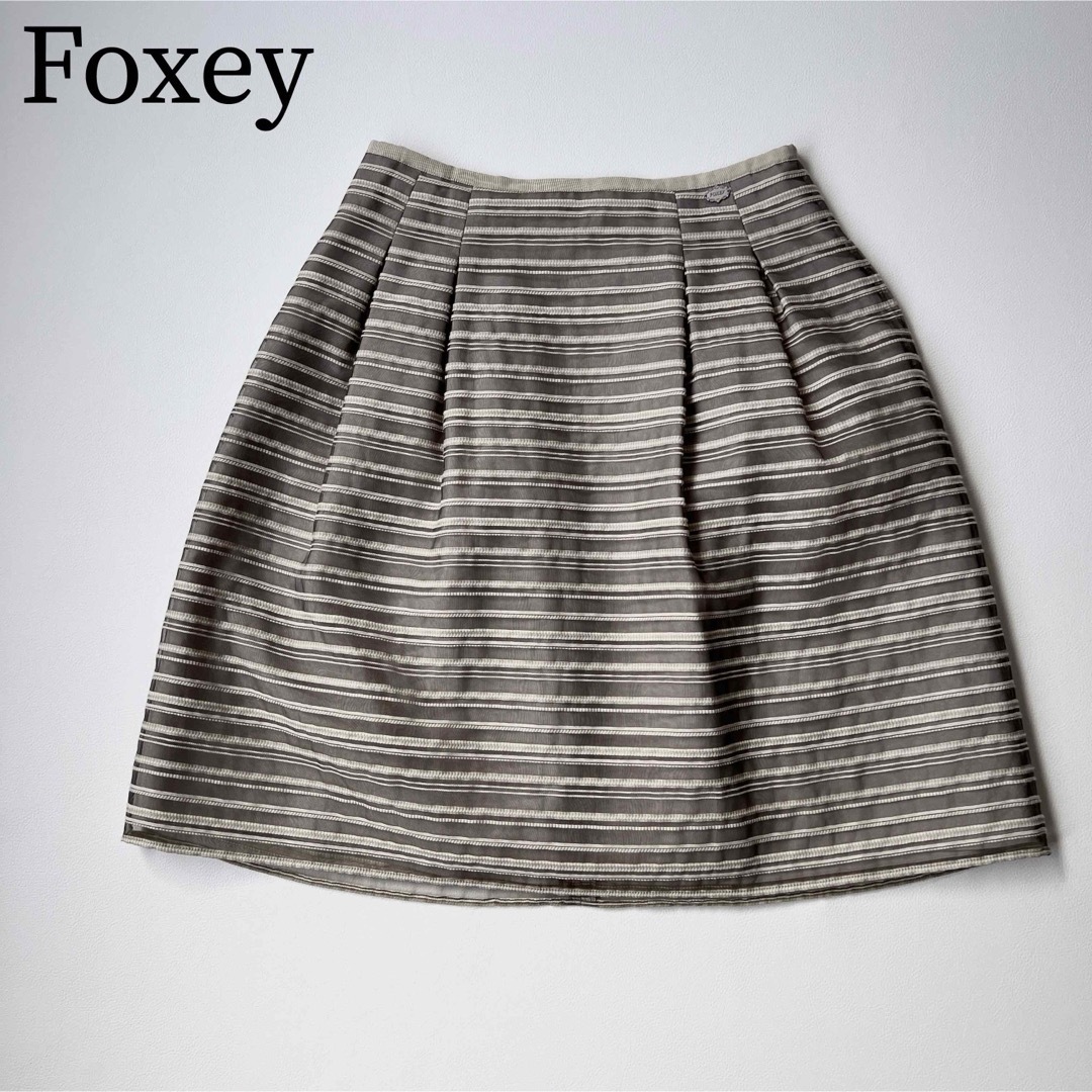 FOXEY(フォクシー)の美品　Foxey フォクシー　フレアスカート　プラチナボーダースカート レディースのスカート(ひざ丈スカート)の商品写真