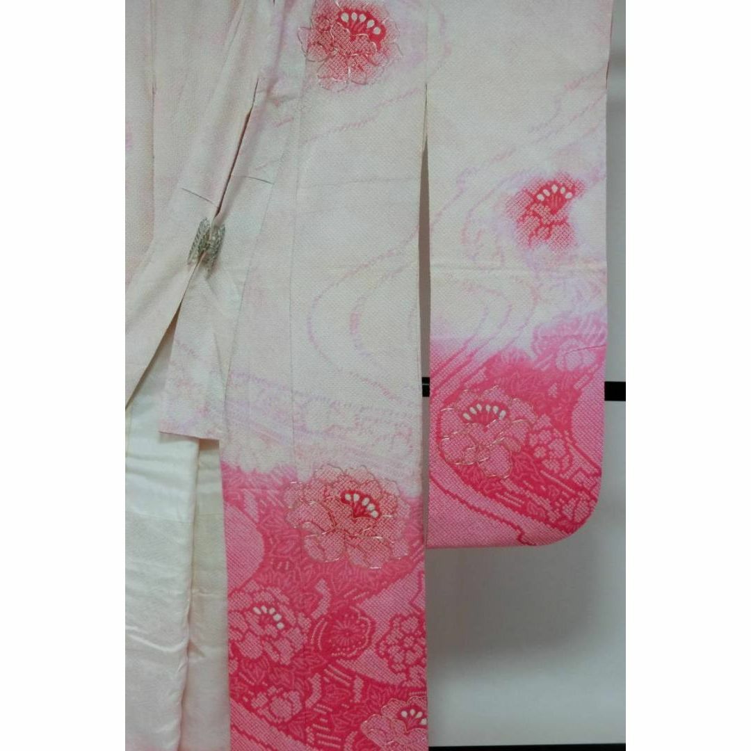 Ｓお仕立て上がり正絹振袖　薄ピンク、ピンク地に花柄　総絞り　銀糸刺繍 レディースの水着/浴衣(振袖)の商品写真
