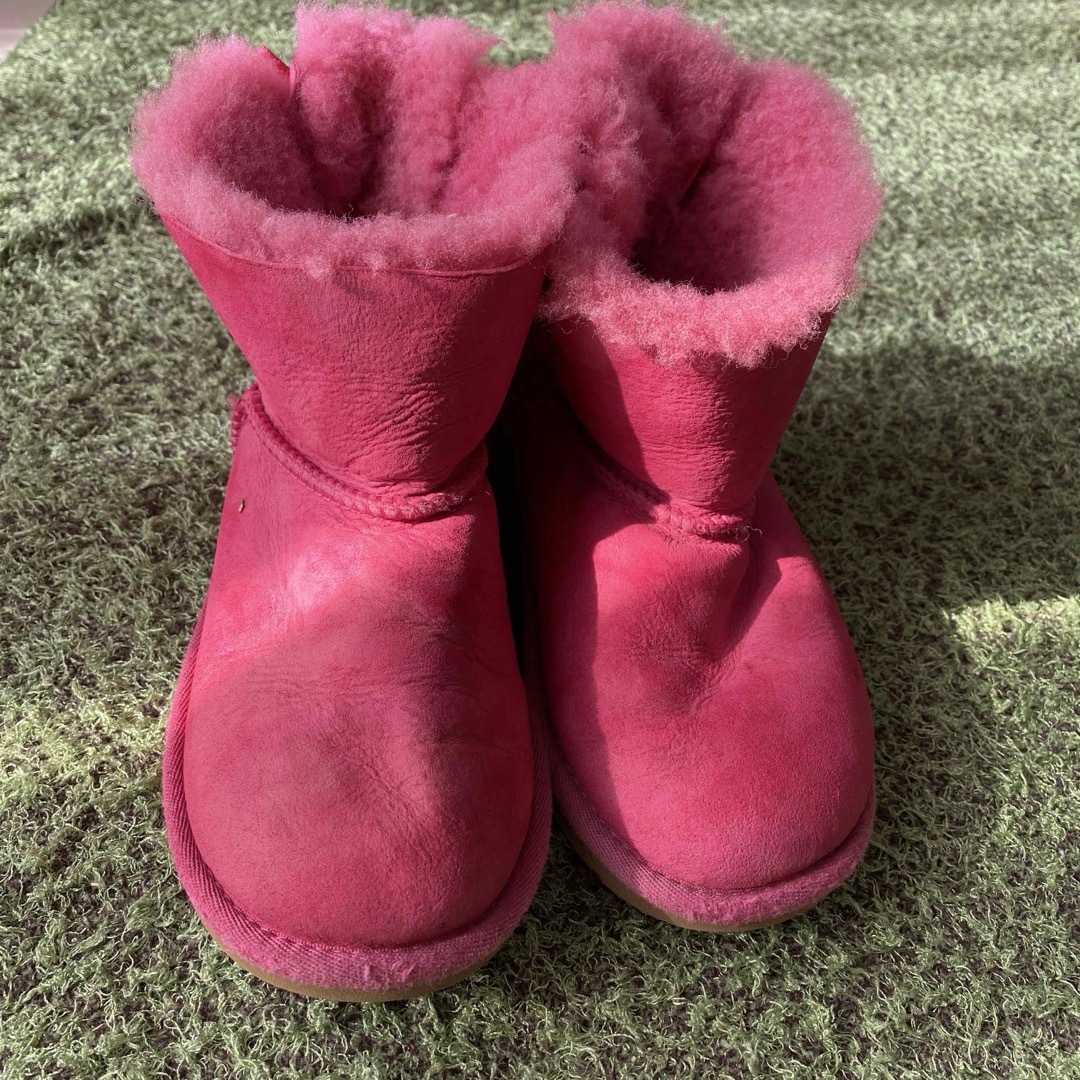 UGG(アグ)のUGG ムートンブーツ　リボン🎀 キッズ/ベビー/マタニティのキッズ/ベビー/マタニティ その他(その他)の商品写真