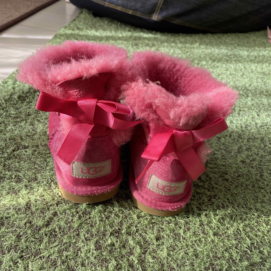 UGG(アグ)のUGG ムートンブーツ　リボン🎀 キッズ/ベビー/マタニティのキッズ/ベビー/マタニティ その他(その他)の商品写真