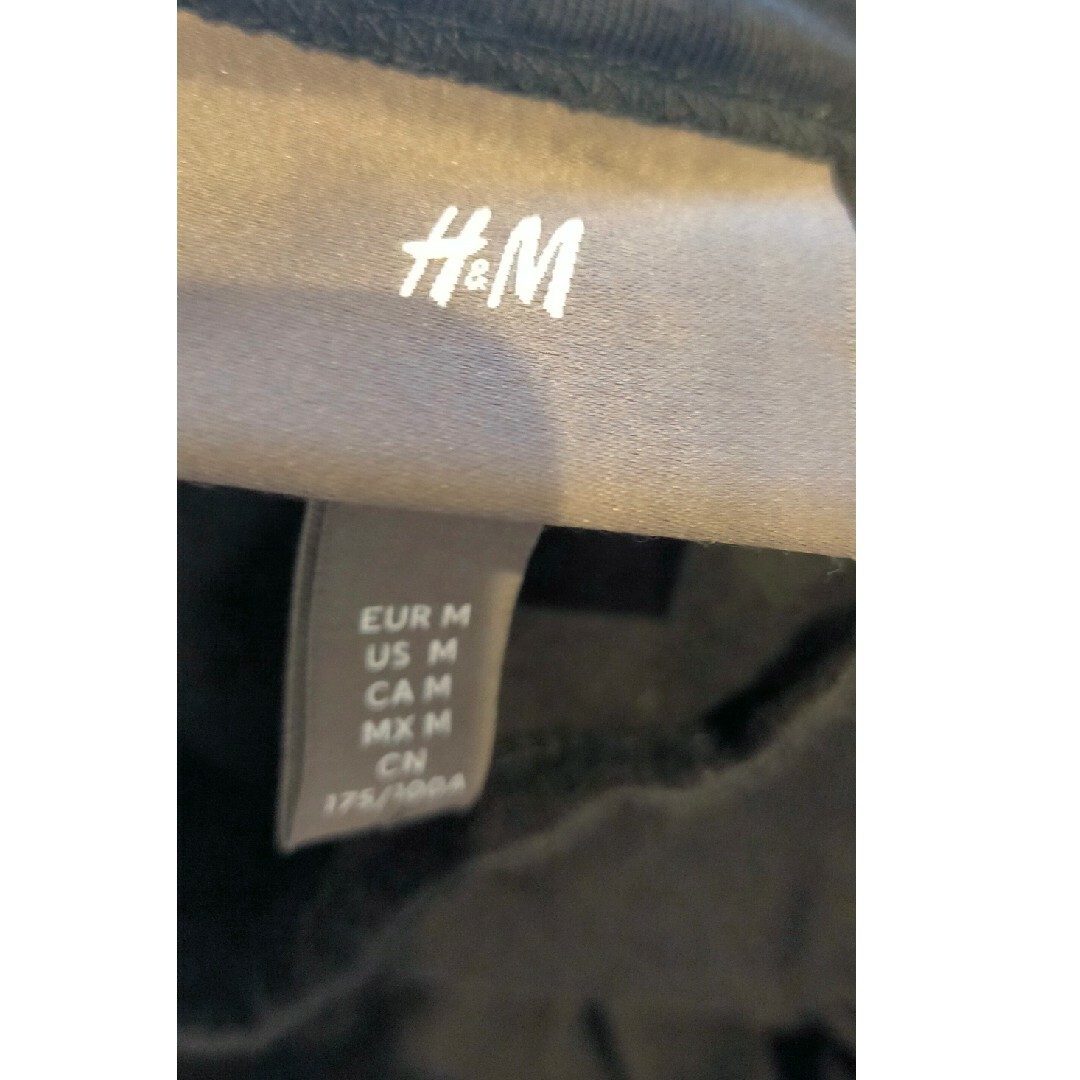 H&M(エイチアンドエム)の【新品】H&M エイチアンドエム ブラック Tシャツ 半袖　M メンズのトップス(Tシャツ/カットソー(半袖/袖なし))の商品写真