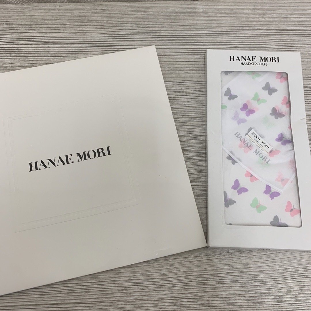 HANAE MORI(ハナエモリ)の未使用品HANAE MORI森英恵　大判レースハンカチと蝶のハンカチ　２枚セット レディースのファッション小物(ハンカチ)の商品写真