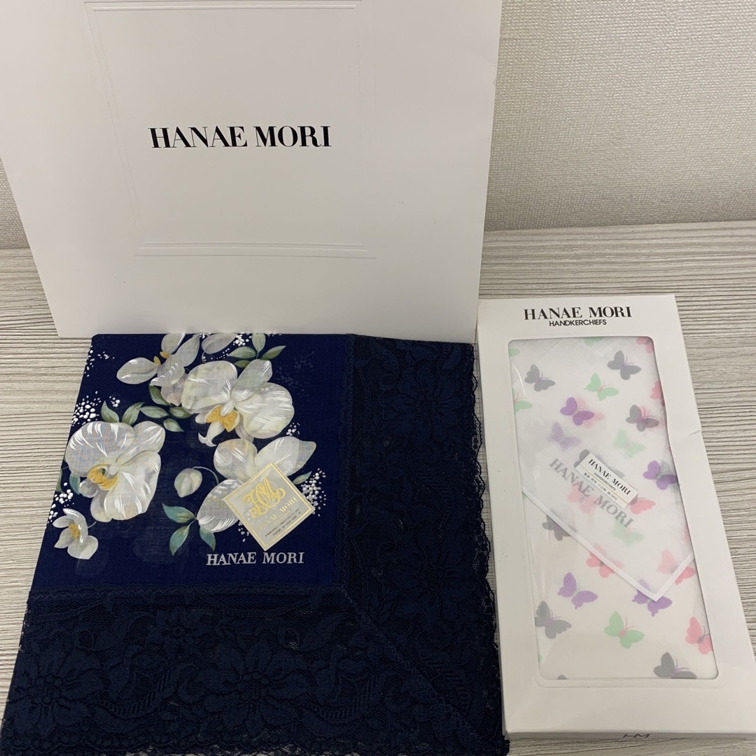 HANAE MORI(ハナエモリ)の未使用品HANAE MORI森英恵　大判レースハンカチと蝶のハンカチ　２枚セット レディースのファッション小物(ハンカチ)の商品写真