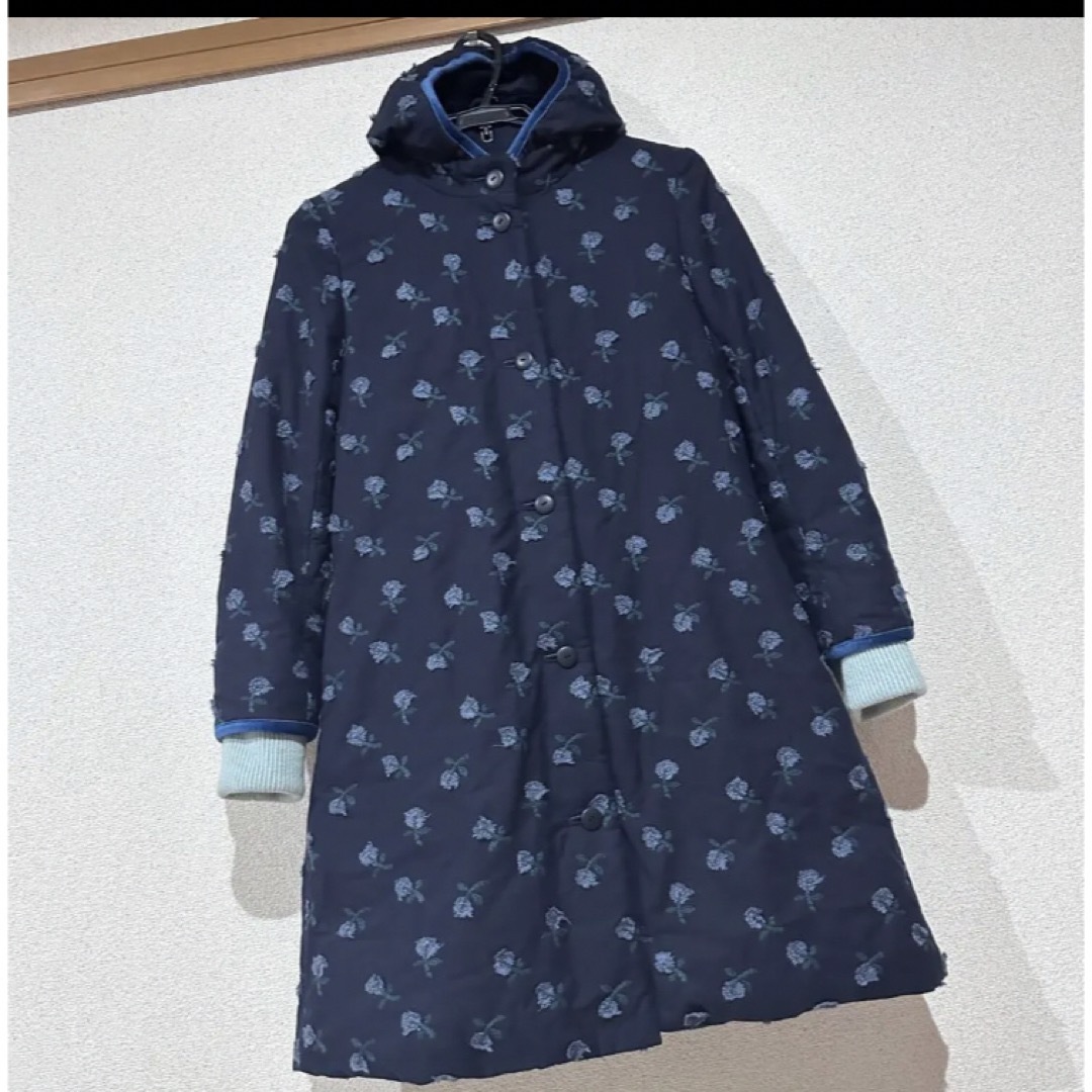 mina perhonenフラワー刺繍　ネイビー　スキップダウンコート レディースのジャケット/アウター(ロングコート)の商品写真