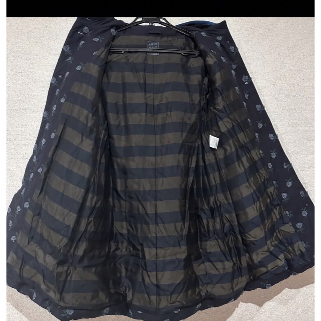 mina perhonenフラワー刺繍　ネイビー　スキップダウンコート レディースのジャケット/アウター(ロングコート)の商品写真