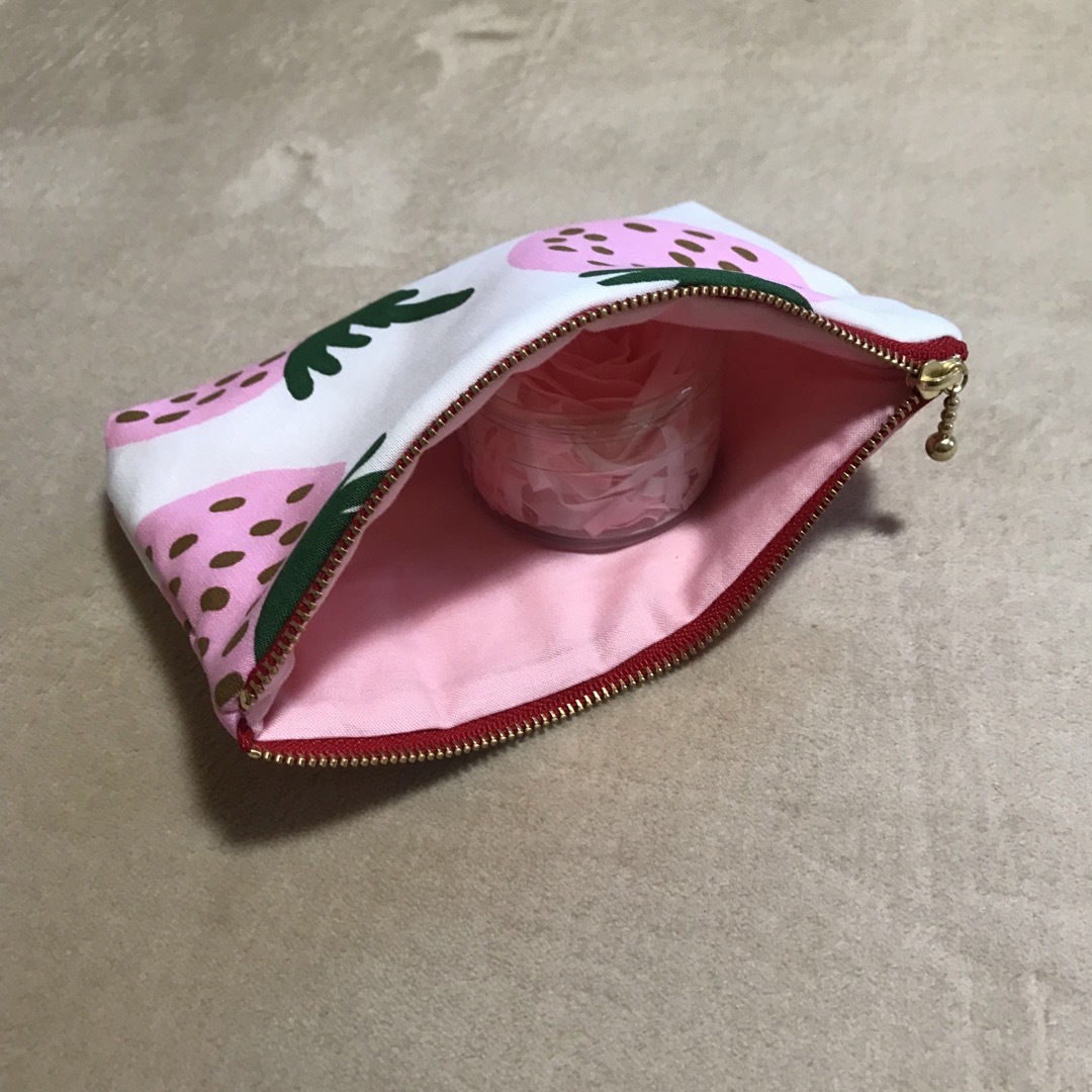 marimekko(マリメッコ)のマリメッコ    生地　ハンドメイド　マンシッカ　ピンク　2cmマチ付きポーチ ハンドメイドのファッション小物(ポーチ)の商品写真