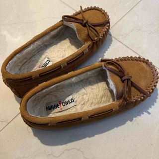 ミネトンカ(Minnetonka)のミネトンカ　モカシン　ベージュ　サイズ5　ふわふわ(スリッポン/モカシン)