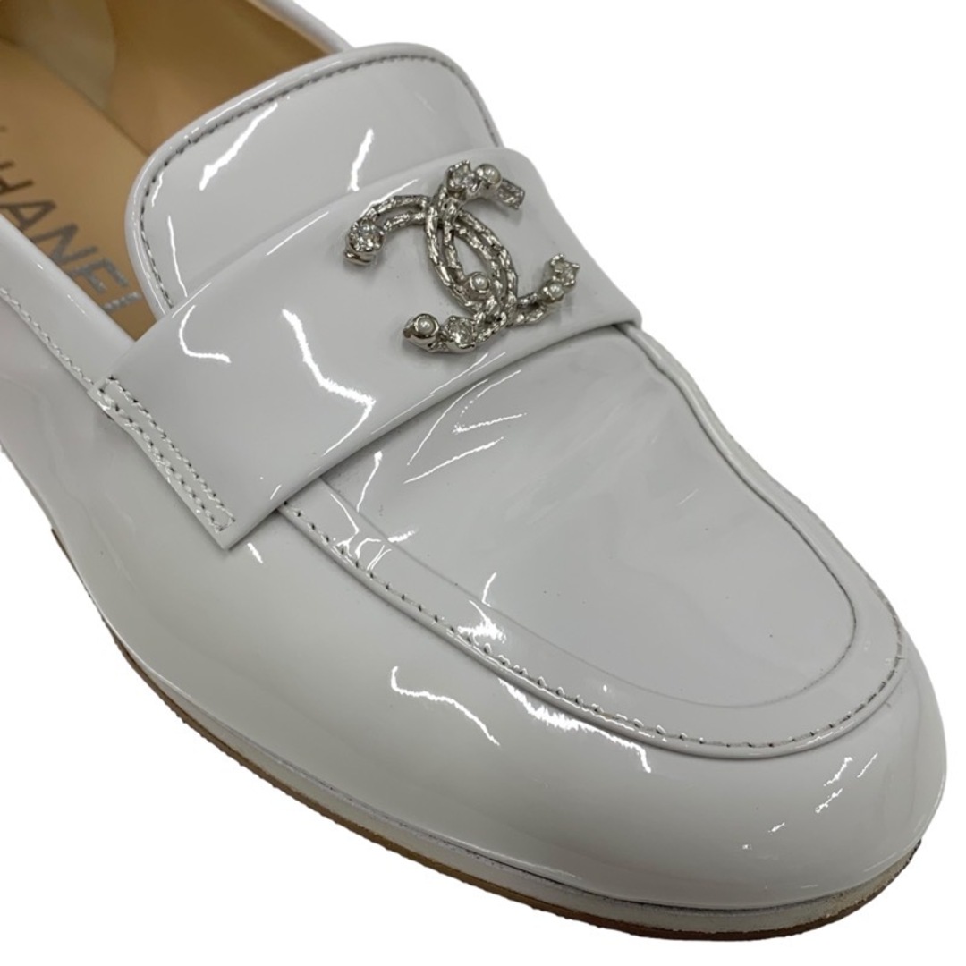 CHANEL(シャネル)のシャネル CHANEL ローファー 革靴 靴 シューズ パテント ホワイト シルバー フラットシューズ ココマーク ラインストーン パール レディースの靴/シューズ(ローファー/革靴)の商品写真
