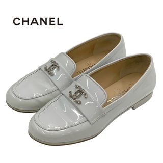 シャネル(CHANEL)のシャネル CHANEL ローファー 革靴 靴 シューズ パテント ホワイト シルバー フラットシューズ ココマーク ラインストーン パール(ローファー/革靴)