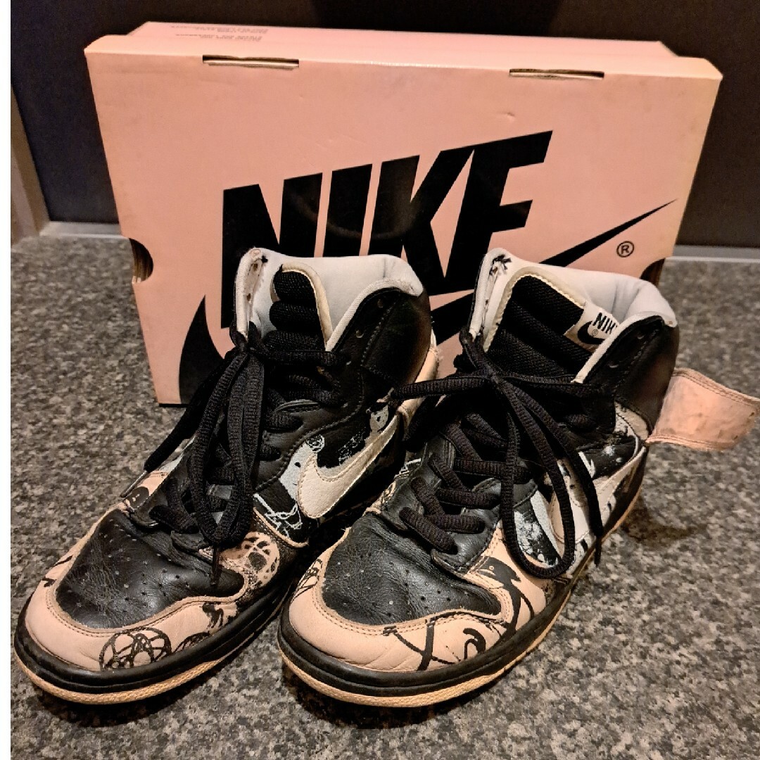 NIKE(ナイキ)の『NIKE』FUTURA DUNK HIGH PRO SB UNKLE 28cm メンズの靴/シューズ(スニーカー)の商品写真