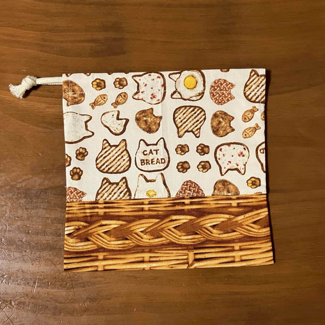 ハンドメイド★ コップ袋　ねこ×食パン ハンドメイドのキッズ/ベビー(外出用品)の商品写真