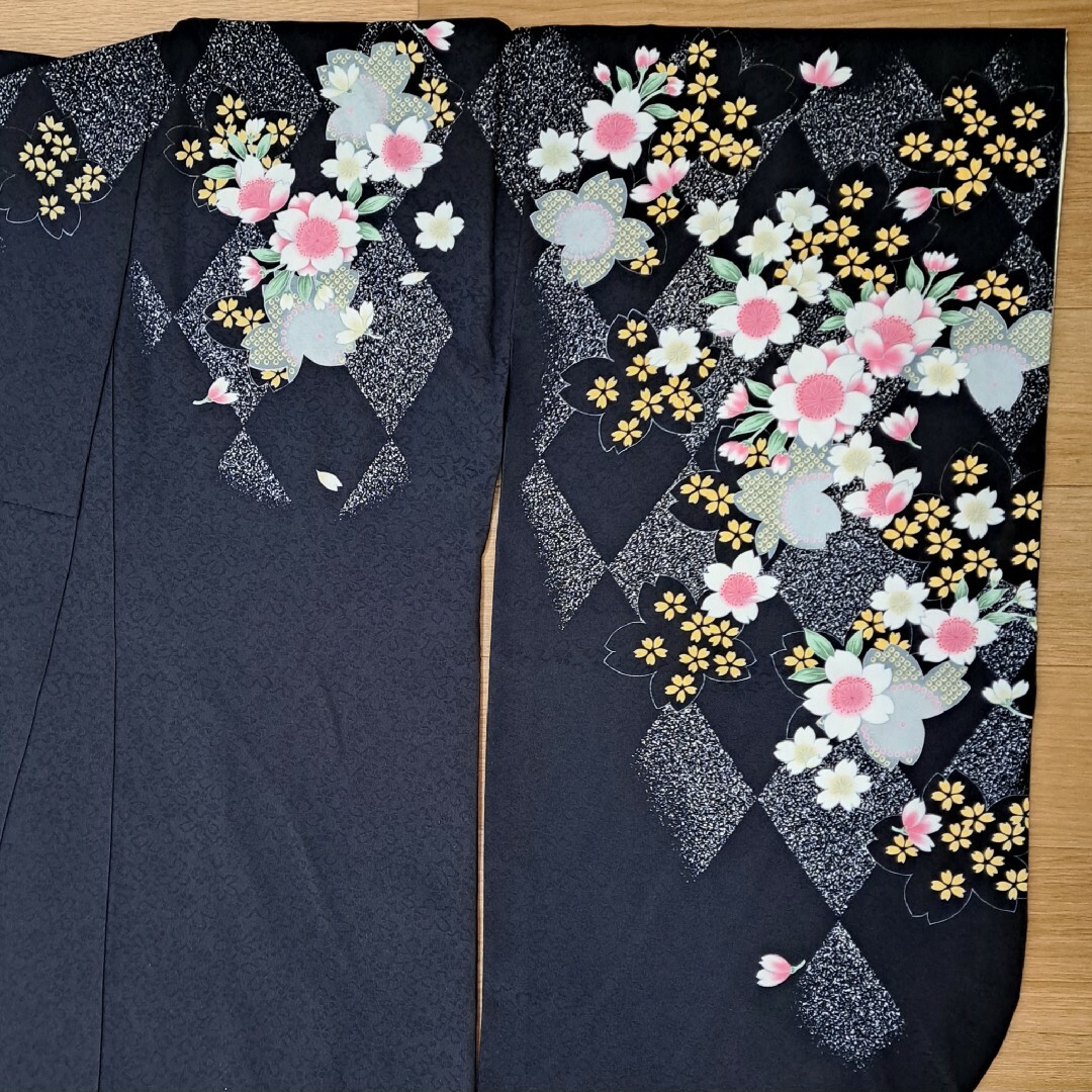 フルセット 卒業式に最適 黒格子桜柄小振袖と黒刺繍袴卒業式に人気の商品です
