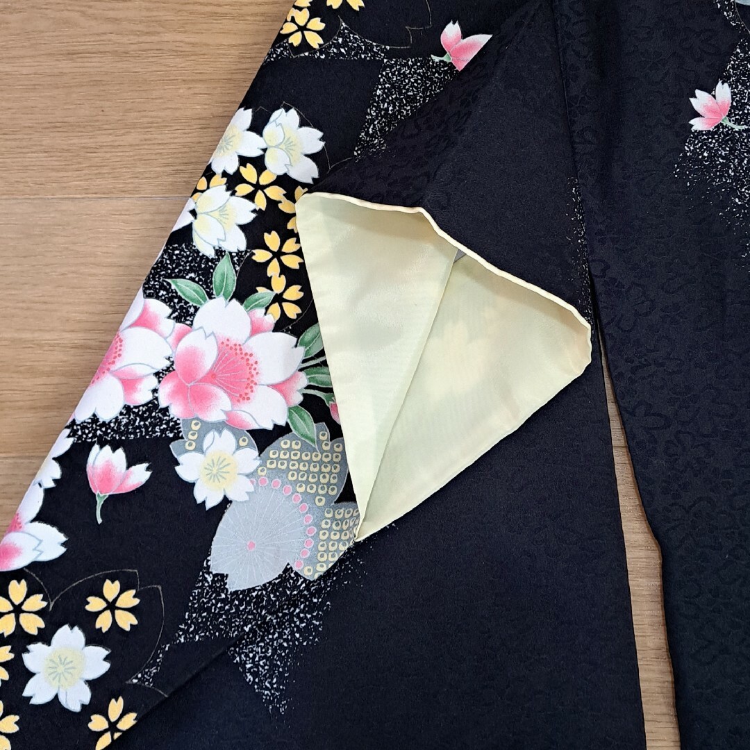 フルセット 卒業式に最適 黒格子桜柄小振袖と黒刺繍袴卒業式に人気の商品です
