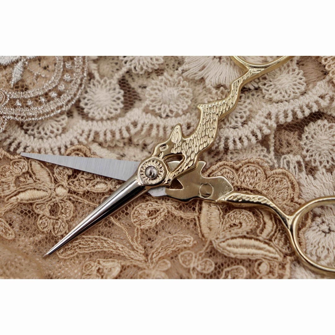 うさぎの刺繍鋏 ゴールド はさみ ハサミ ハンドメイドの素材/材料(各種パーツ)の商品写真