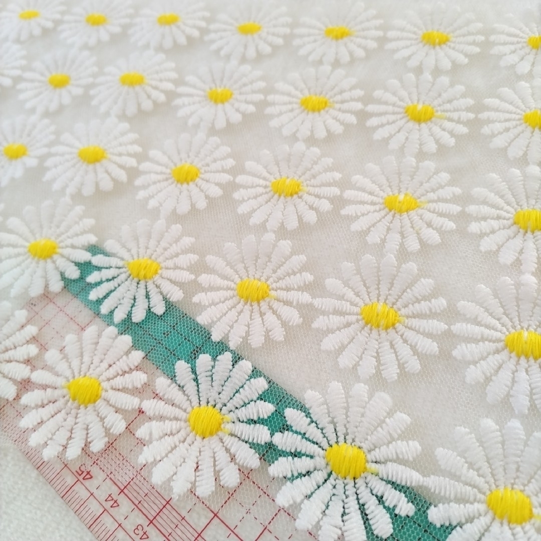 チュールレース＊花柄＊刺繍生地＊ハギレ ハンドメイドの素材/材料(生地/糸)の商品写真