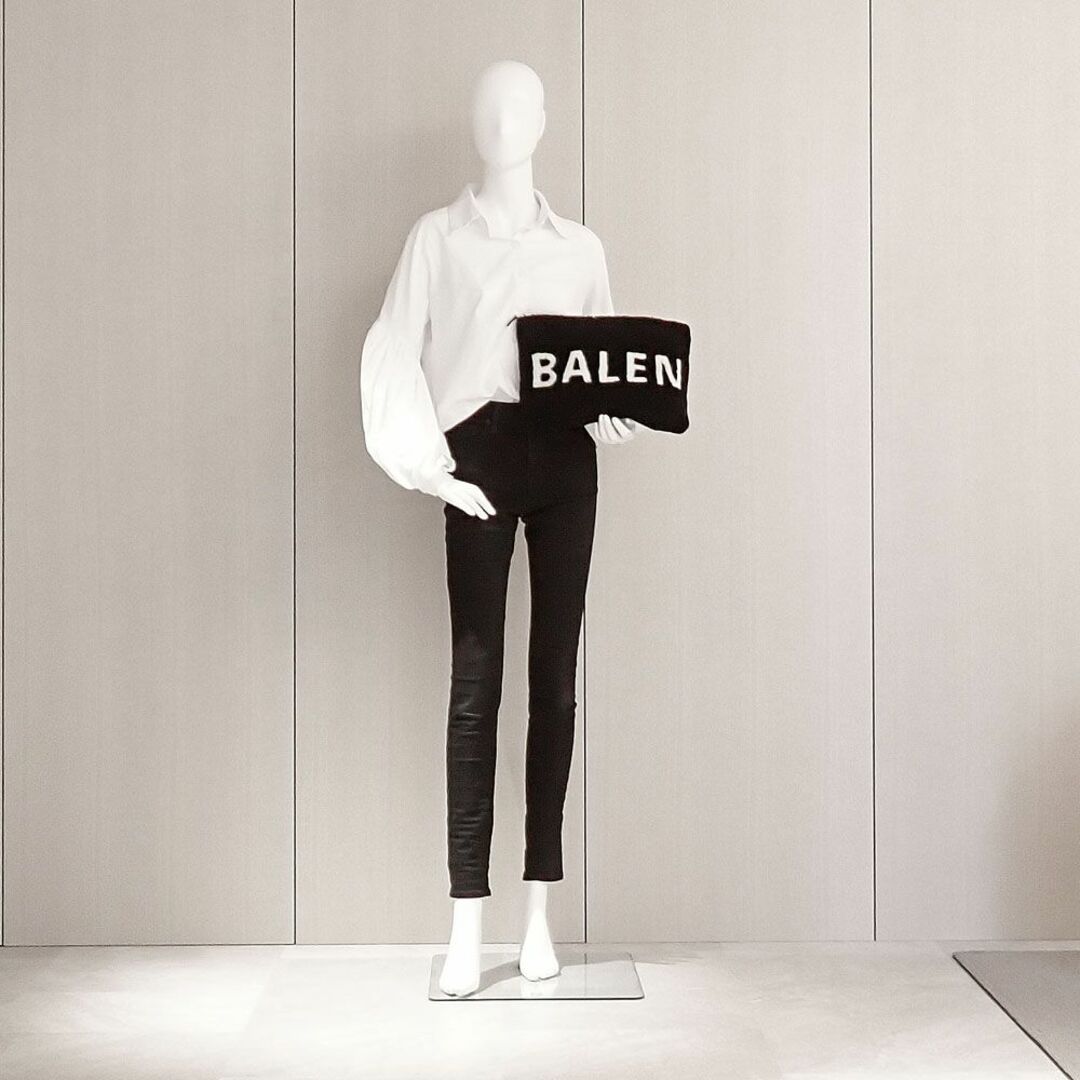 Balenciaga(バレンシアガ)の未使用品 バレンシアガ ムートン クラッチバッグ シアリングポーチ 492681 ブラック ホワイト ラムスキン メリノウール ロゴ  レディースのバッグ(クラッチバッグ)の商品写真