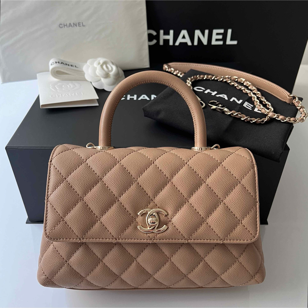 CHANEL(シャネル)の未使用 ココハンドル XS 24 cm ベージュ レディースのバッグ(ハンドバッグ)の商品写真