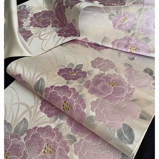 〈ピンクの花の名古屋帯〉織り出　上品  清楚　軽い　締めやすい　シルバーグレー　(帯)