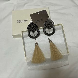 ホースヘア日本色【新品】TOGA PULLA fringe earrings ブラック　ゴールド