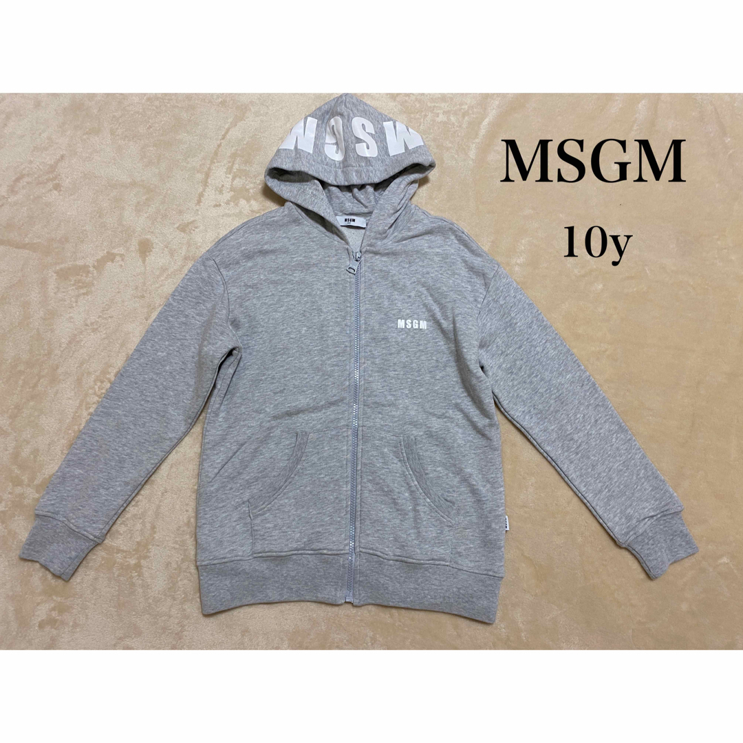 MSGM(エムエスジイエム)のMSGM キッズ　ジップアップ　ロゴ　パーカー キッズ/ベビー/マタニティのキッズ服男の子用(90cm~)(ジャケット/上着)の商品写真