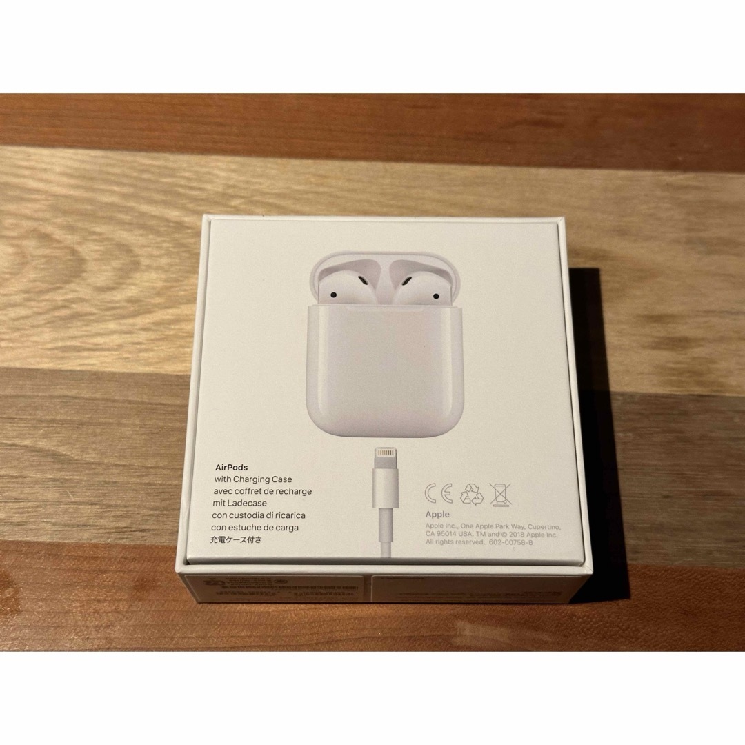 Apple(アップル)のAPPLE AirPods with Charging Case MV7N2J/ スマホ/家電/カメラのオーディオ機器(ヘッドフォン/イヤフォン)の商品写真