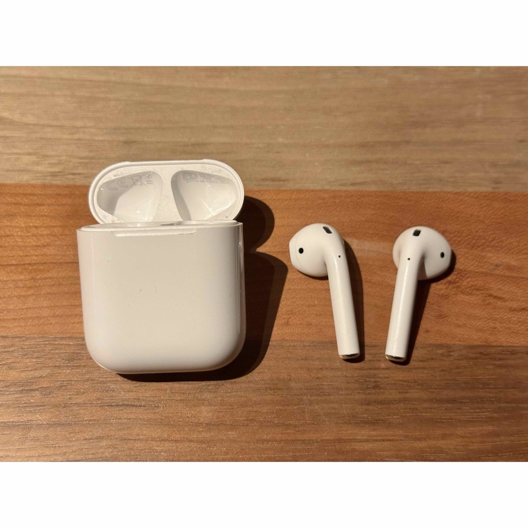 Apple(アップル)のAPPLE AirPods with Charging Case MV7N2J/ スマホ/家電/カメラのオーディオ機器(ヘッドフォン/イヤフォン)の商品写真