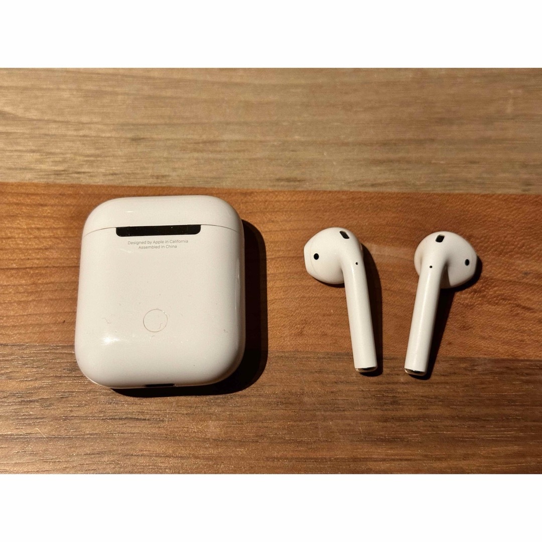 Apple(アップル)のAPPLE AirPods with Charging Case MV7N2J/ スマホ/家電/カメラのオーディオ機器(ヘッドフォン/イヤフォン)の商品写真