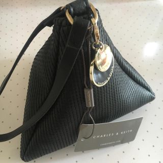 チャールズアンドキース(Charles and Keith)の★最終値下げ★新品★ Charles & Keith 三角 ハンドバッグ 黒(ハンドバッグ)