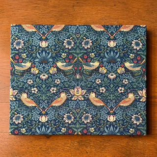 ウィリアム・モリス(William Morris)のハンドメイド　ファブリックパネル　モリス　ストロベリー・シーフ　ブルー(インテリア雑貨)