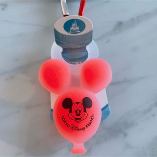 ディズニー(Disney)の●ディズニーランド ペットボトルホルダー ミッキーバルーンカラビナ レッド/赤●(キャラクターグッズ)