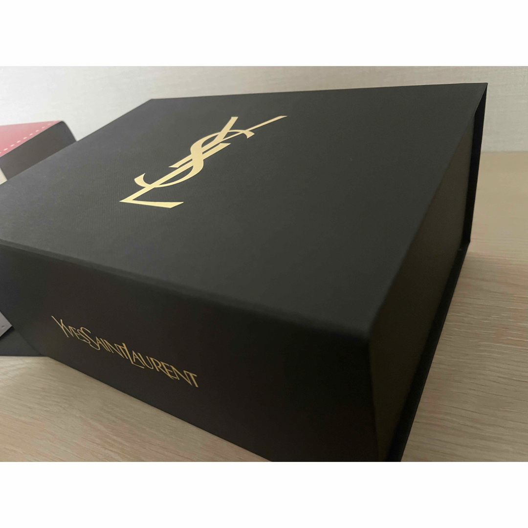 Yves Saint Laurent Beaute(イヴサンローランボーテ)のイブサンローラン　YSL ギフトボックス　箱　カード　ショッパー　紙袋 レディースのバッグ(ショップ袋)の商品写真