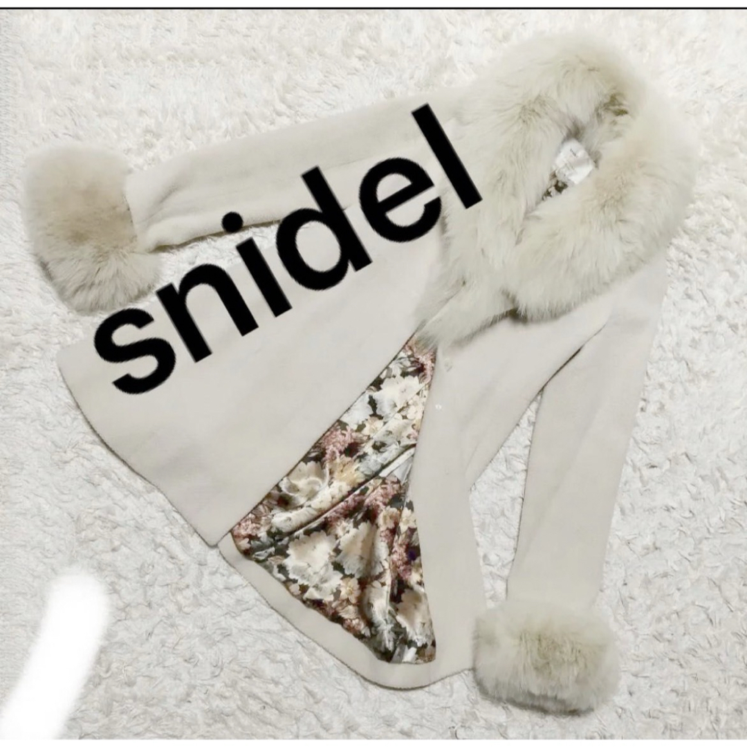 SNIDEL(スナイデル)のSNIDEL ショールカラーフォックスファーコート　裏地花柄 ロングコート レディースのジャケット/アウター(毛皮/ファーコート)の商品写真