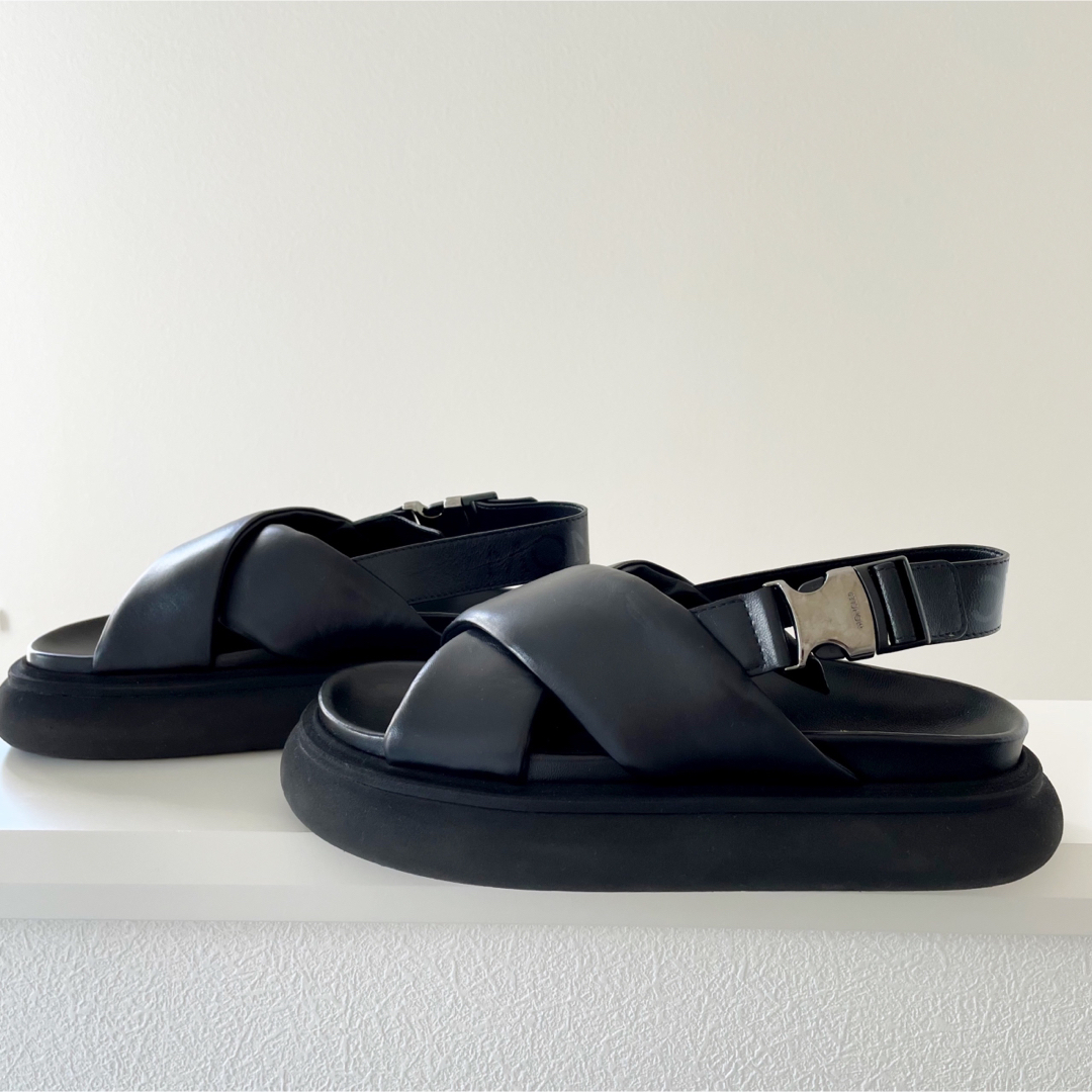 MONCLER(モンクレール)のMoncler SALARISSE サンダル　37 24cm 黒　モンクレール レディースの靴/シューズ(サンダル)の商品写真