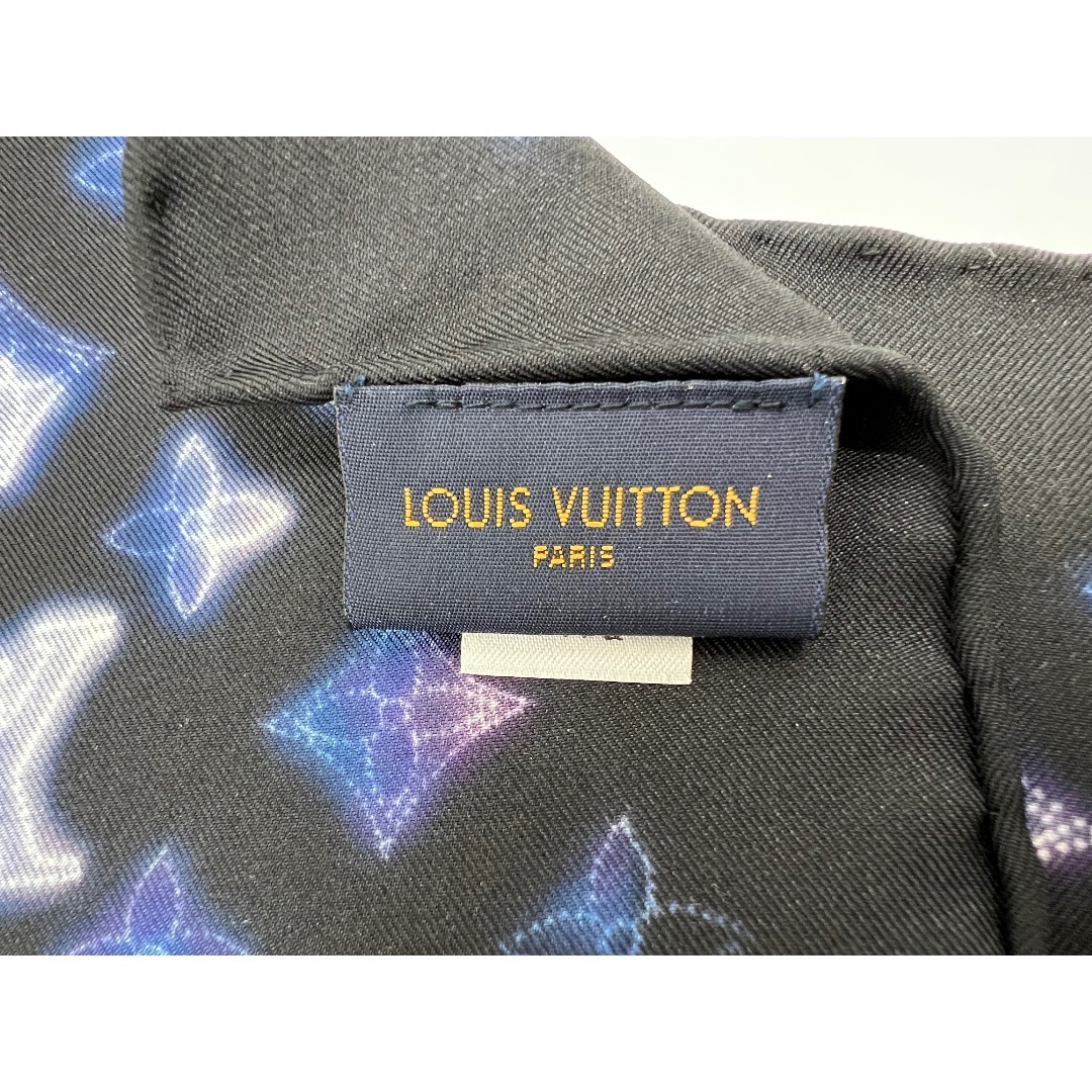 LOUIS VUITTON(ルイヴィトン)のLOUIS VUITTON ルイヴィトン バンダナ スカーフ モノグラム・マヒナ シルク ブラック ブルー M77428 美品 レディースのファッション小物(バンダナ/スカーフ)の商品写真