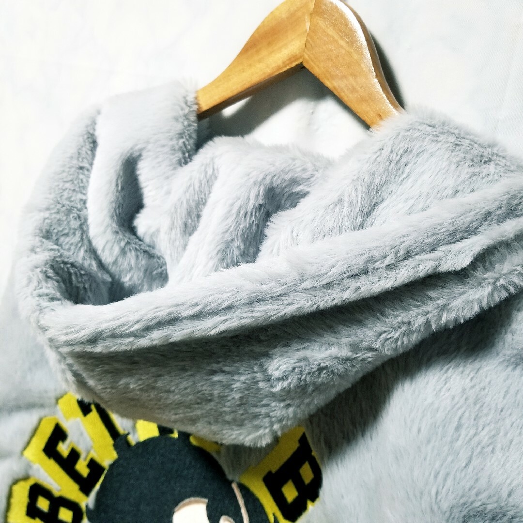 Betty Boop(ベティブープ)のBettyBoop（ベティブープ）新品　ファー　パーカー　刺繍　中銀色　Mサイズ メンズのジャケット/アウター(ブルゾン)の商品写真