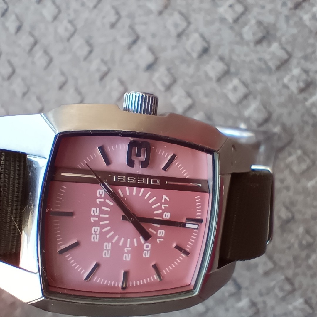 DIESEL(ディーゼル)の稼働良品「ディーゼル」（新品電池+新品NATOベルト+時計スタンド）□匿名配送 メンズの時計(腕時計(アナログ))の商品写真