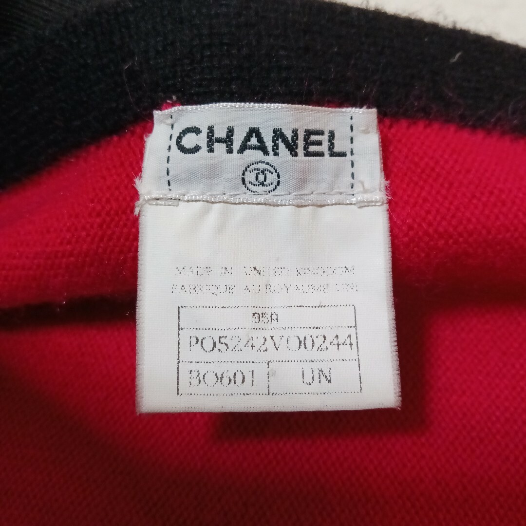 CHANEL(シャネル)の美品 CHANEL 95A レッドカラー カシミア 100% 大判 ストール レディースのファッション小物(ストール/パシュミナ)の商品写真