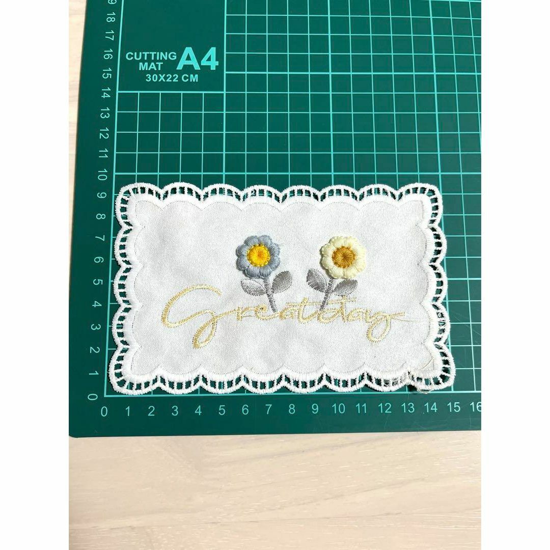 敷物長方形卓上マット飾り花刺繍立体白かわいい韓国インテリア雑貨棚家具ミニオブジェ インテリア/住まい/日用品のキッチン/食器(テーブル用品)の商品写真