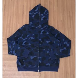 アベイシングエイプ(A BATHING APE)の★激レア★ APE ブルー カモ パーカー M kaws シャーク(パーカー)