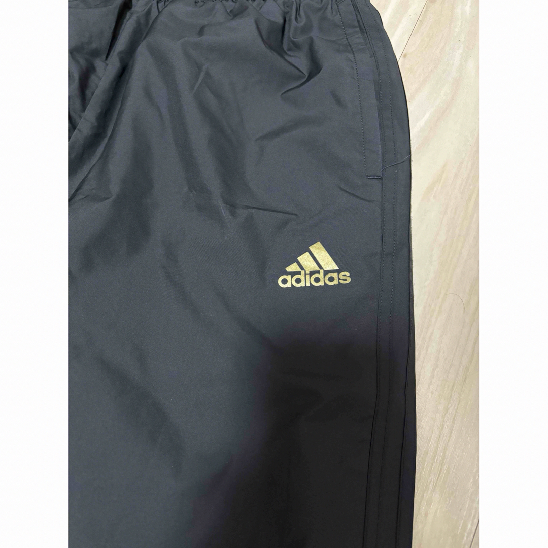 adidas(アディダス)のアディダス ナイロンパンツ メンズのトップス(ジャージ)の商品写真