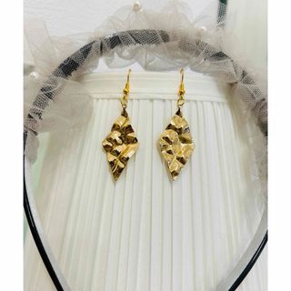 ハンドメイド　ひし形ゴールド　ピアス(ピアス)