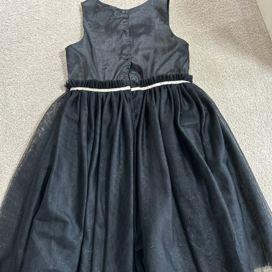 H&M(エイチアンドエム)のH&M ブラックドレス　140 最終値下げ キッズ/ベビー/マタニティのキッズ服女の子用(90cm~)(ドレス/フォーマル)の商品写真