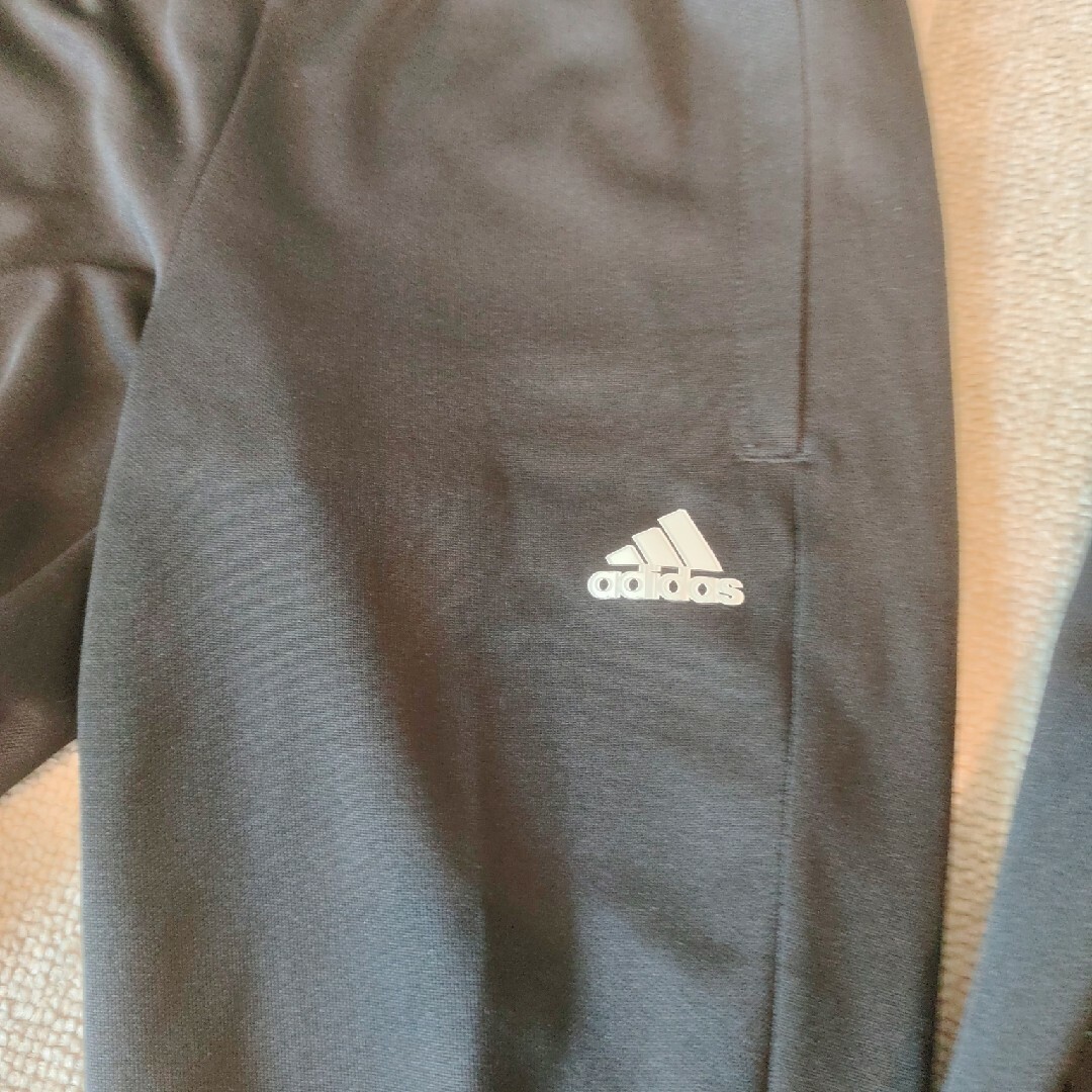 adidas(アディダス)のキッズ　adidasジャージ上下　130　黒 キッズ/ベビー/マタニティのキッズ服男の子用(90cm~)(ジャケット/上着)の商品写真