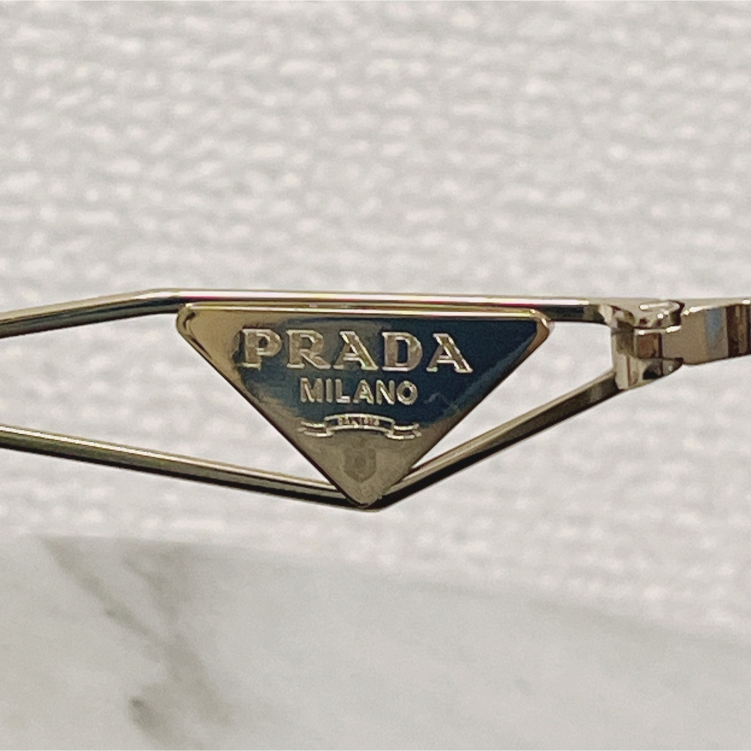 PRADA(プラダ)のPRADA サングラス 昨年度購入 ゴールドメタルフレーム 特殊レンズ 高級  レディースのファッション小物(サングラス/メガネ)の商品写真