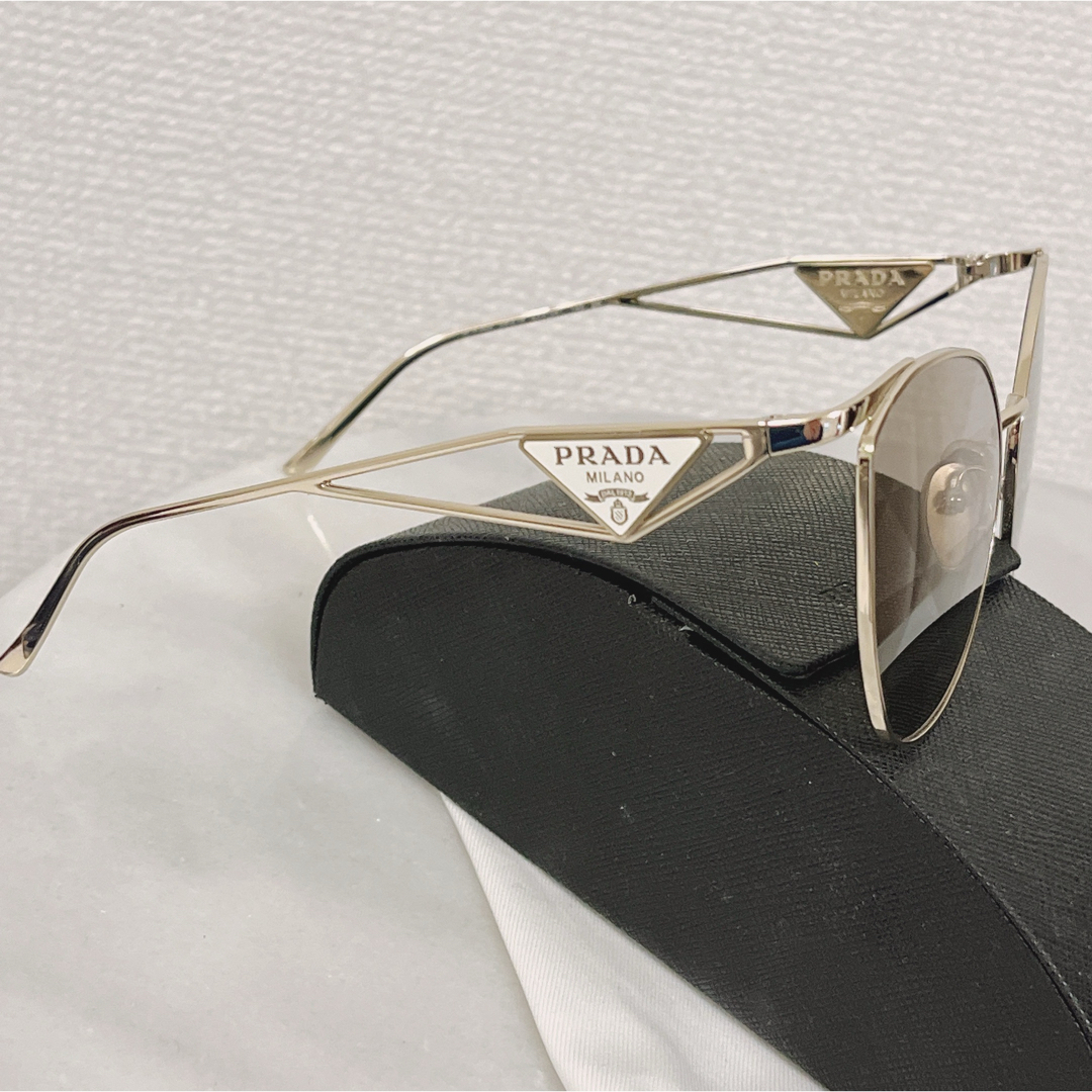 PRADA(プラダ)のPRADA サングラス 昨年度購入 ゴールドメタルフレーム 特殊レンズ 高級  レディースのファッション小物(サングラス/メガネ)の商品写真