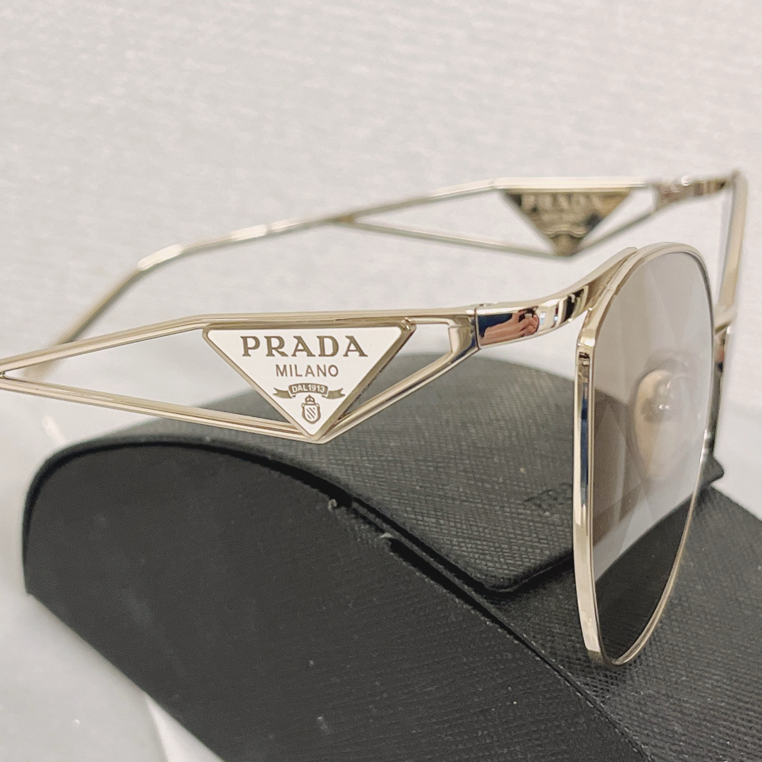 PRADA(プラダ)のPRADA サングラス 昨年度購入 ゴールドメタルフレーム 特殊レンズ 高級  レディースのファッション小物(サングラス/メガネ)の商品写真